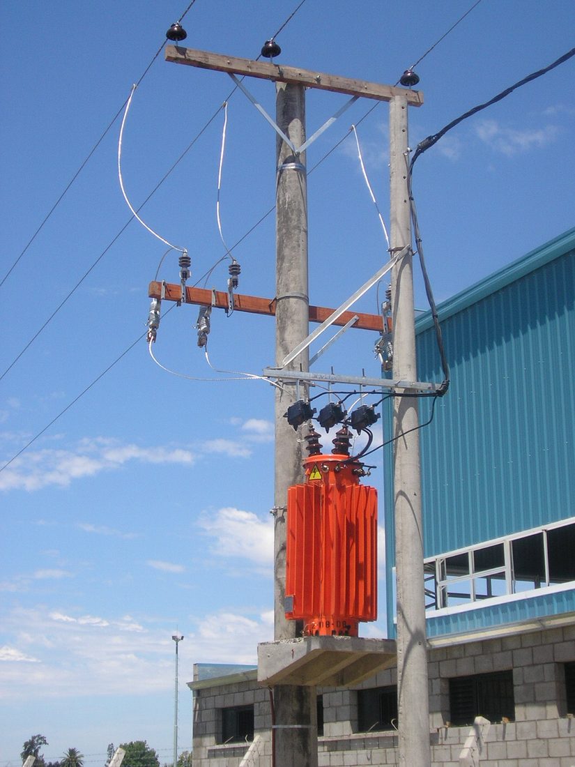 Transformador de ingreso a planta, obra junto a Asema