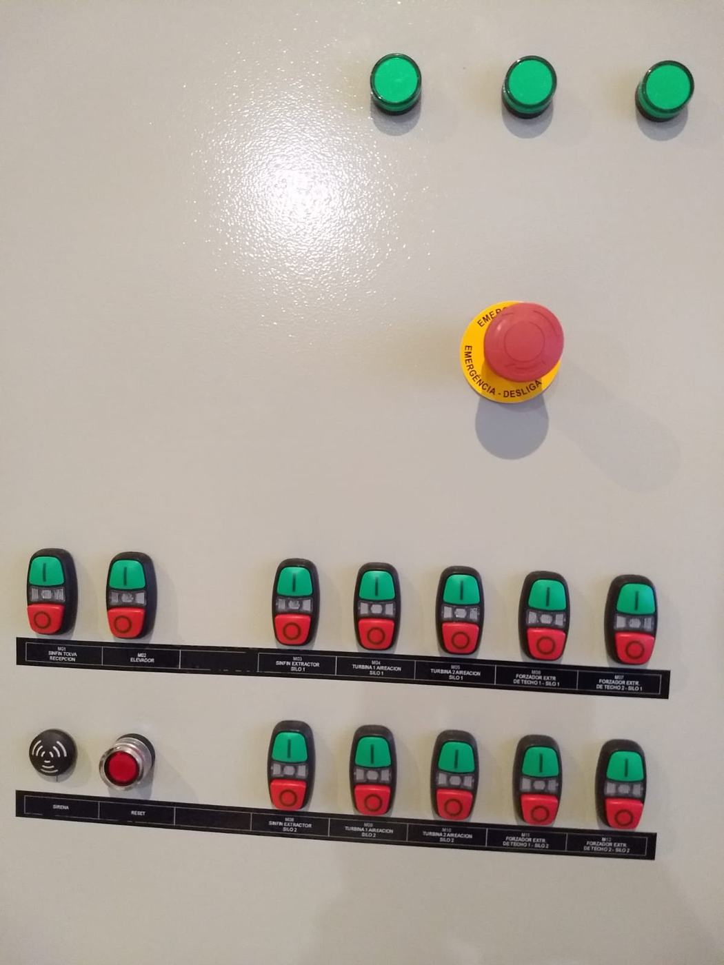 Panel frontal con botonera de comando