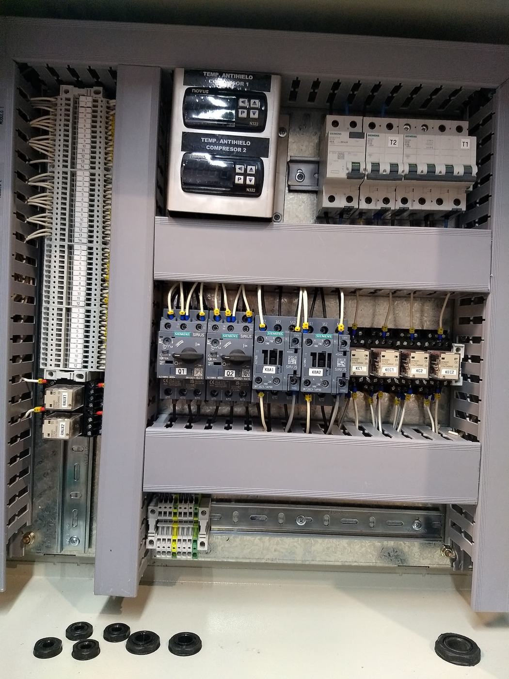 Interior de tablero de comando con control de temperatura y compresores
