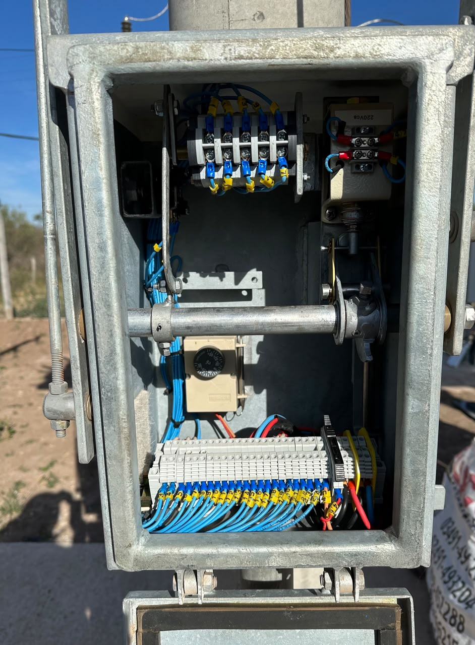 Tablero de conexionado con cableado identificado