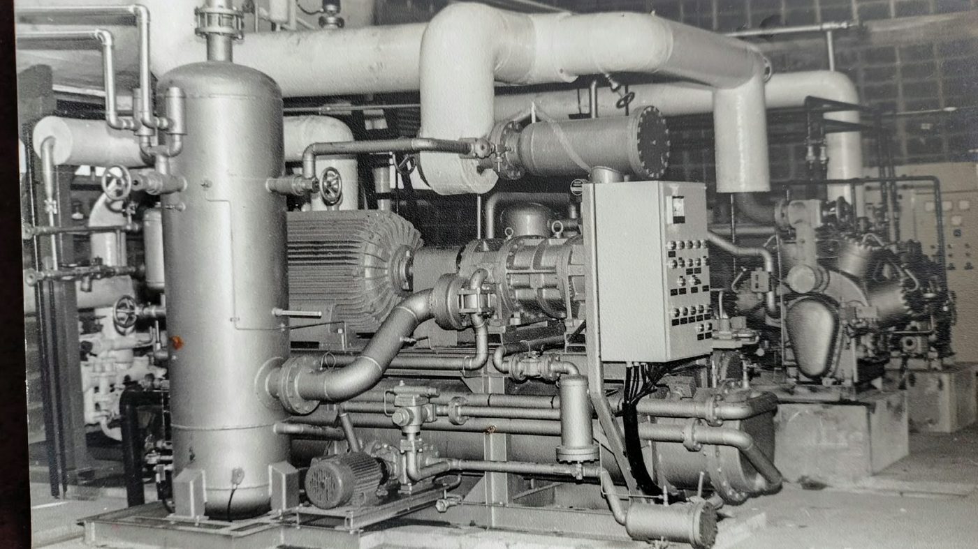 Sala de máquinas industrial con compresores y tableros, foto de archivo de AyCE Ingeniería