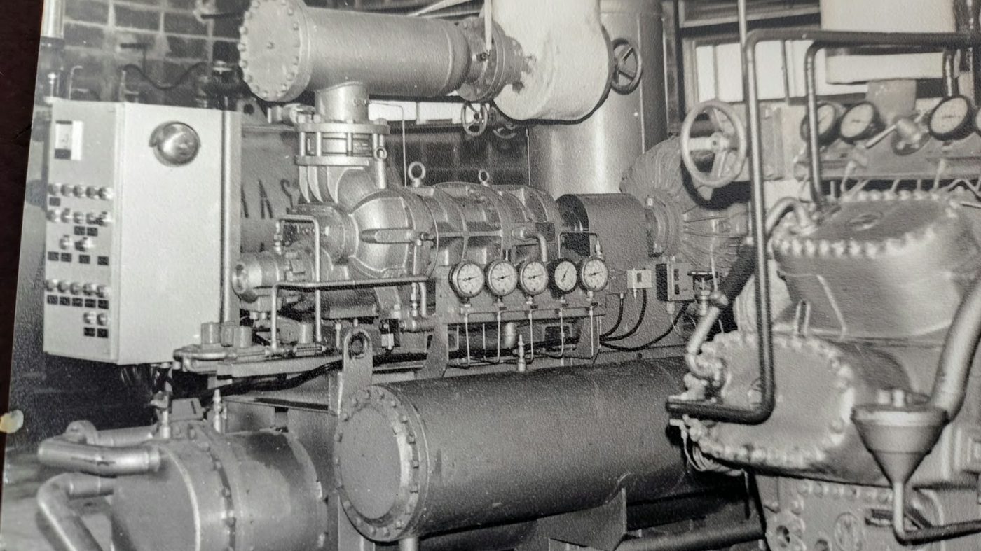 Detalle de compresor industrial con tablero de instrumentos, foto de archivo de AyCE Ingeniería