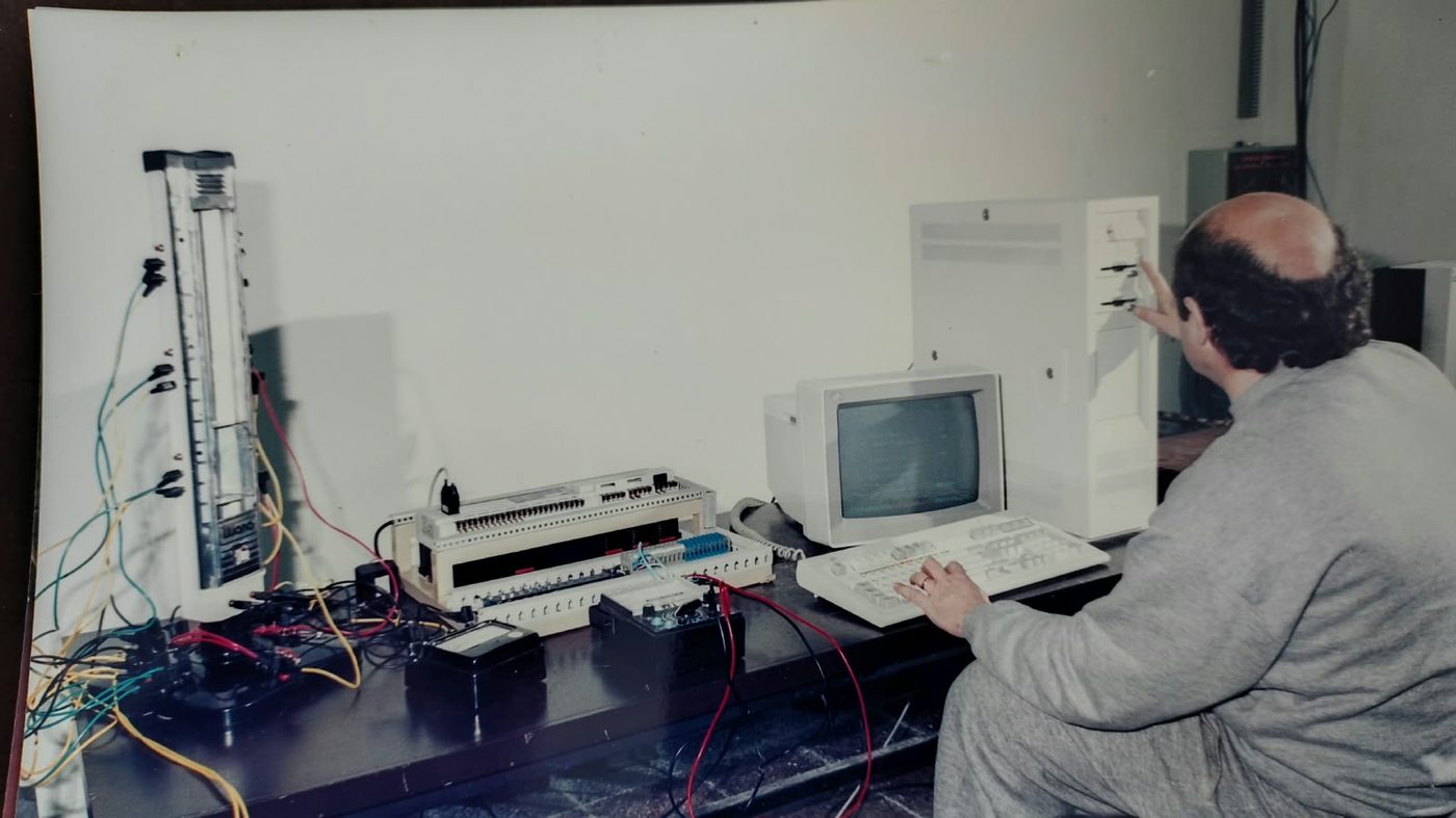 Puesta en marcha de un sistema con controlador y computadora, foto de archivo de AyCE Ingeniería