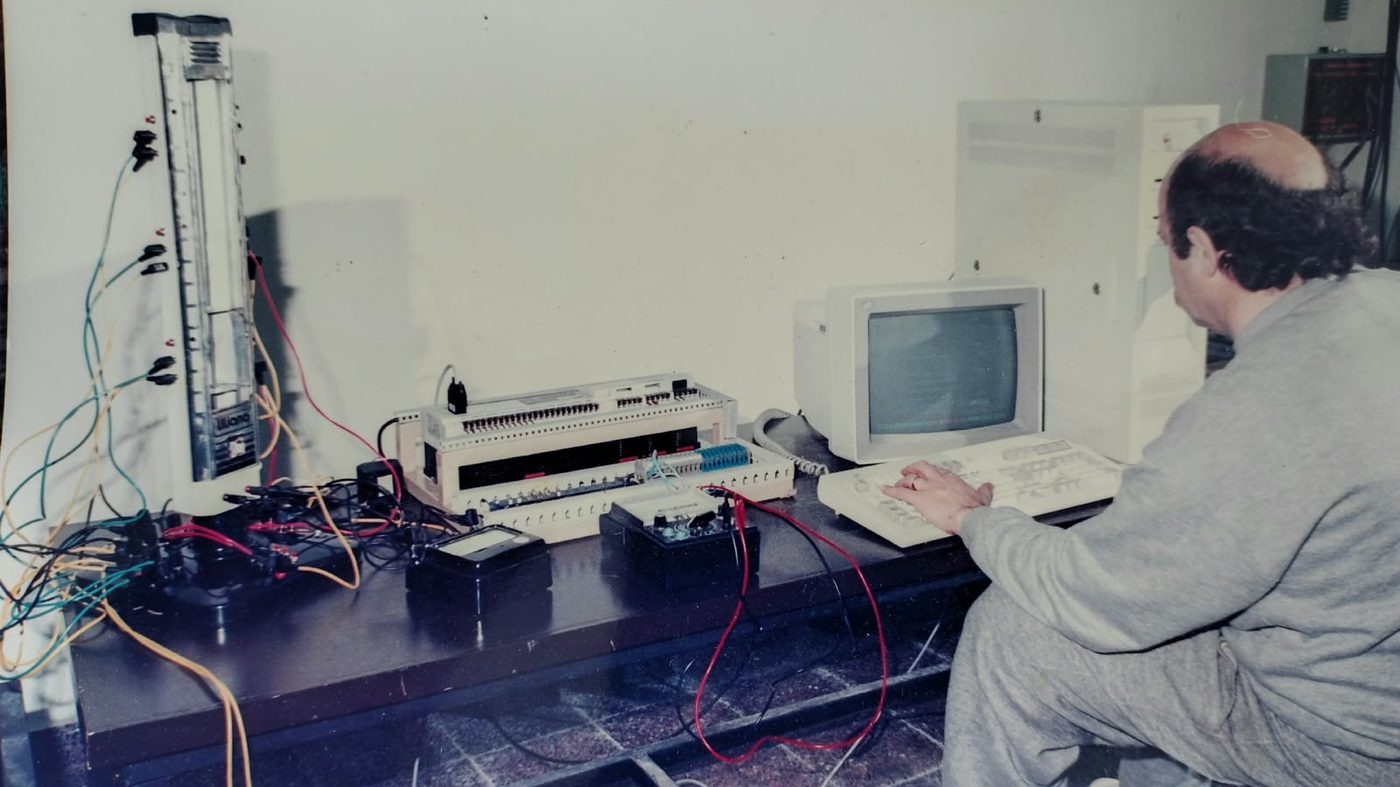 Programación de un sistema de control, foto de archivo de AyCE Ingeniería
