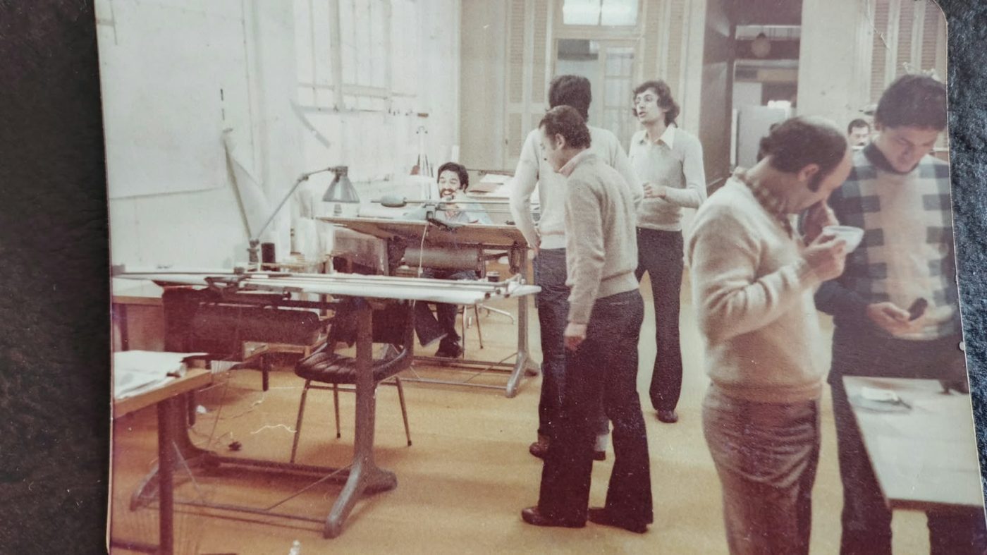 Oficina de dibujo técnico con planos y equipo de trabajo, foto de archivo de AyCE Ingeniería