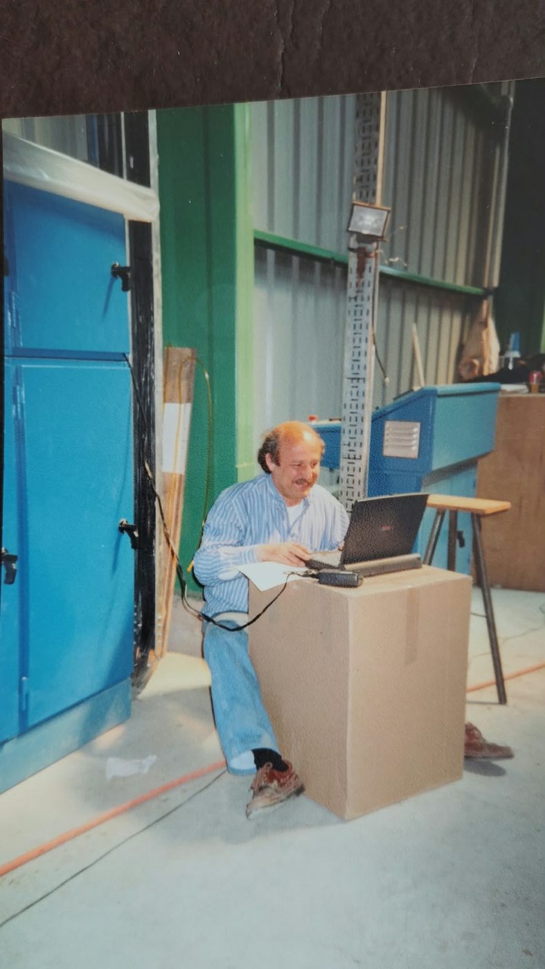 Trabajo en planta con computadora portátil, foto de archivo de AyCE Ingeniería